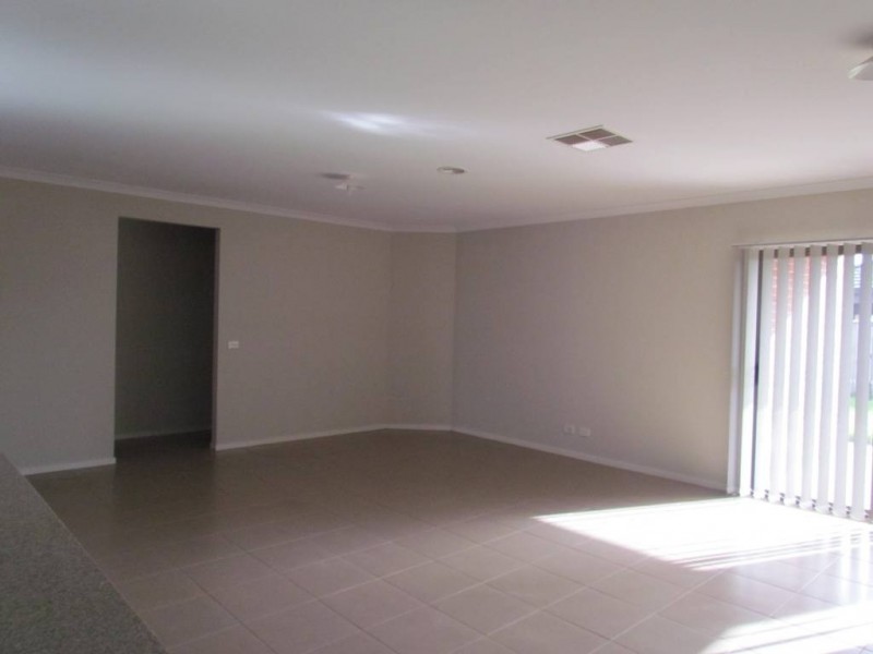 14 Ben Hall Street, Cranbourne East VIC 3977