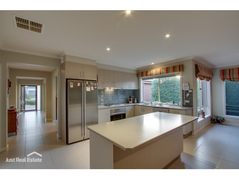 11 Michigan Grange, Pakenham VIC 3810