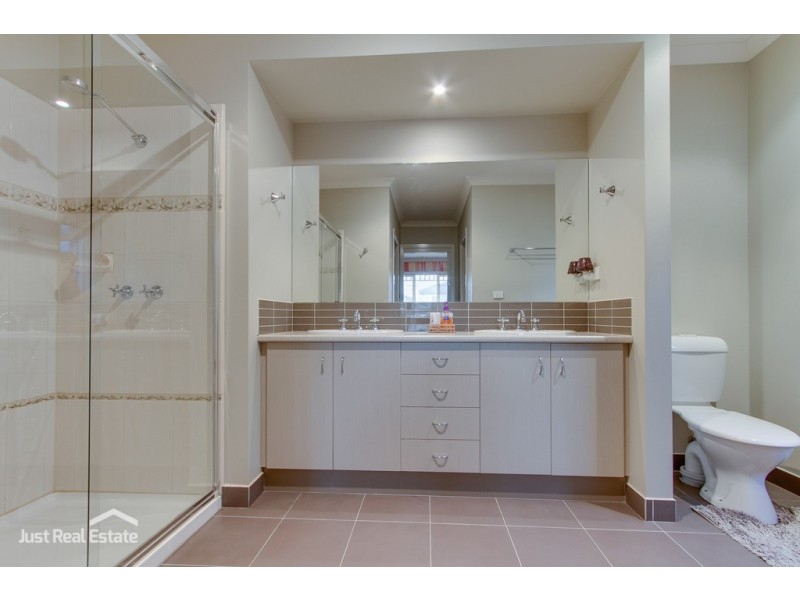 11 Michigan Grange, Pakenham VIC 3810