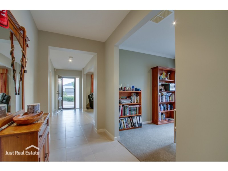 11 Michigan Grange, Pakenham VIC 3810