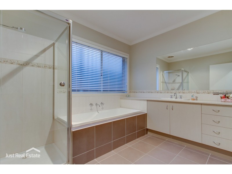 11 Michigan Grange, Pakenham VIC 3810