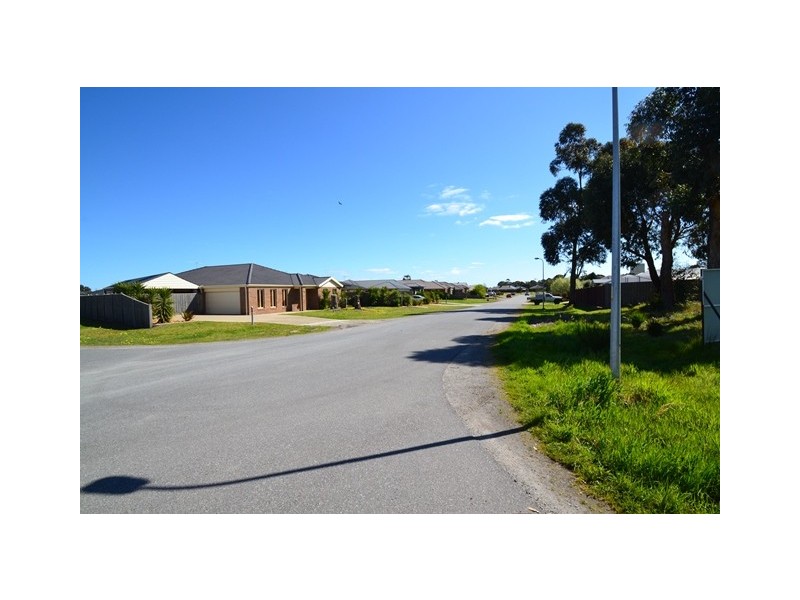 16 Walmac Close, Tooradin VIC 3980