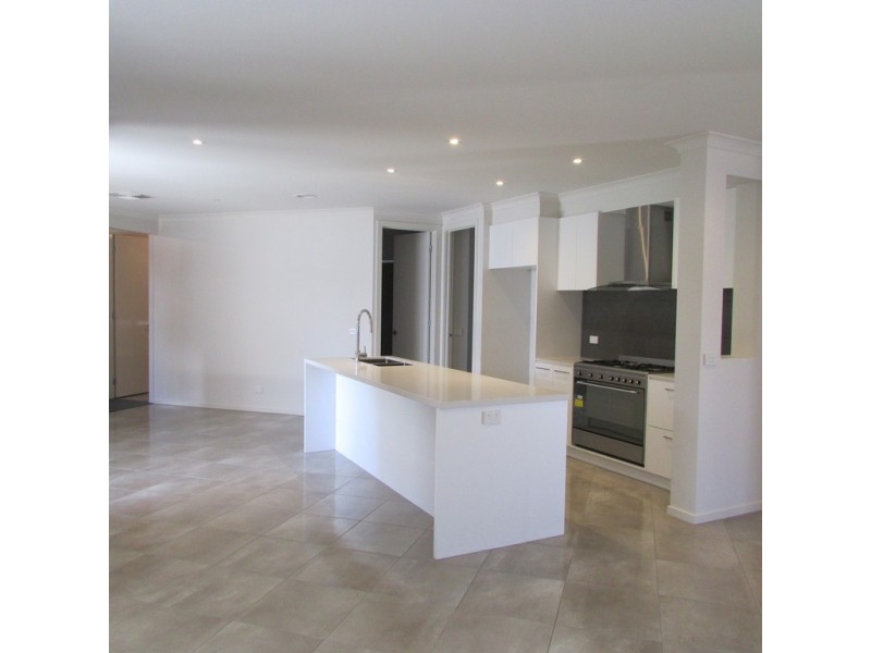 13 Marblelight Way, Clyde North VIC 3978