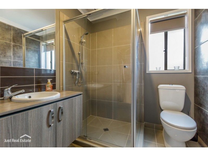 13 Victory Drive, Pakenham VIC 3810