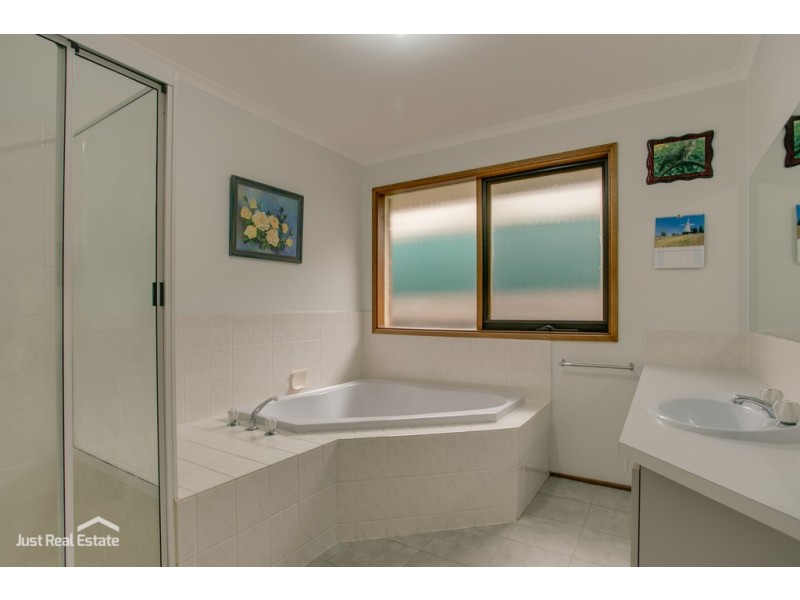 4 Foulds Court, Berwick VIC 3806