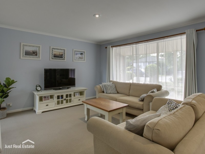 35 Coowarra Way, Berwick VIC 3806