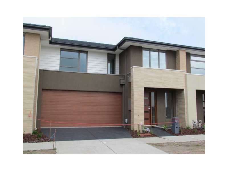 18 Selandra Boulevard, Clyde North VIC 3978