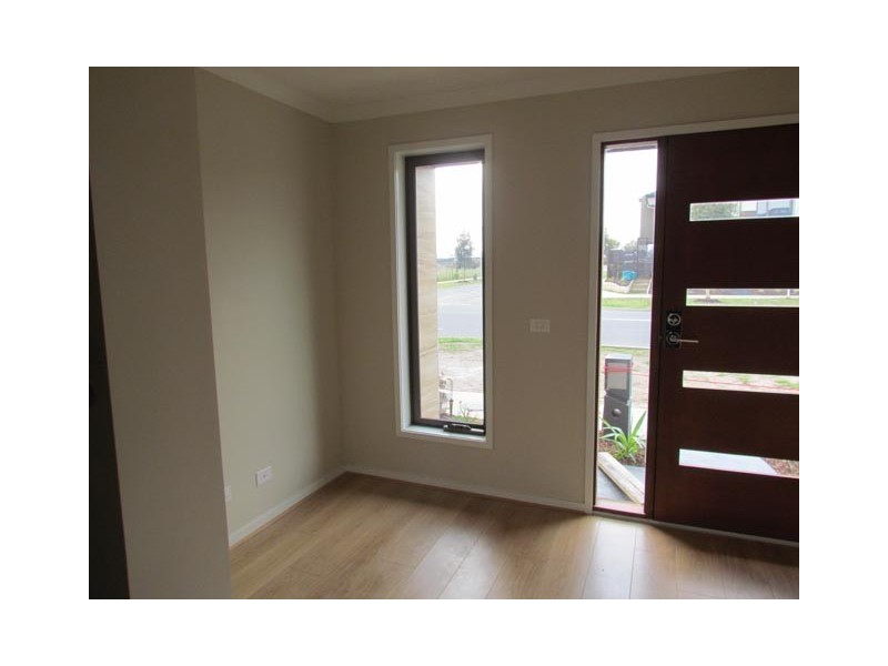 18 Selandra Boulevard, Clyde North VIC 3978