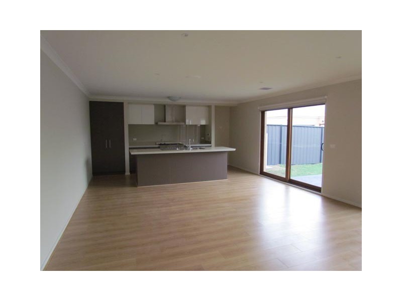 18 Selandra Boulevard, Clyde North VIC 3978