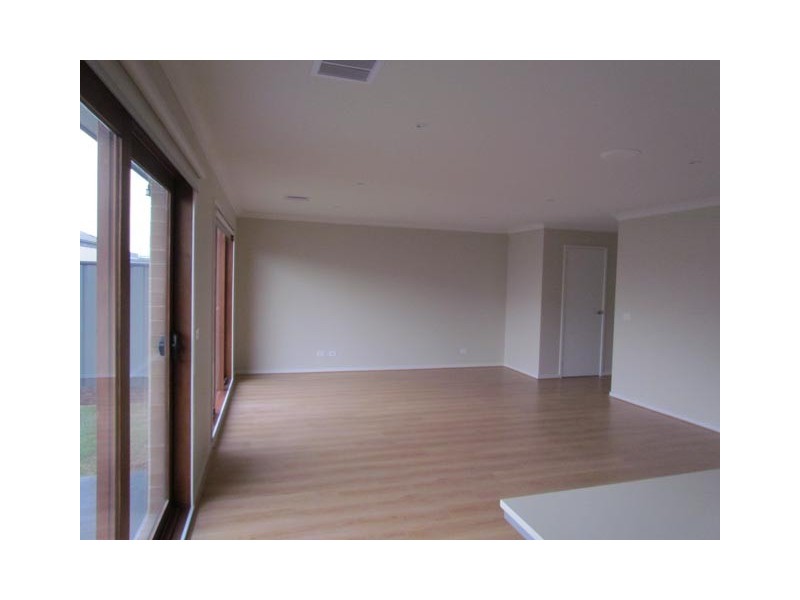 18 Selandra Boulevard, Clyde North VIC 3978