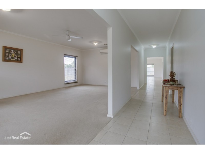 4 Banjo Paterson Drive, Pakenham VIC 3810