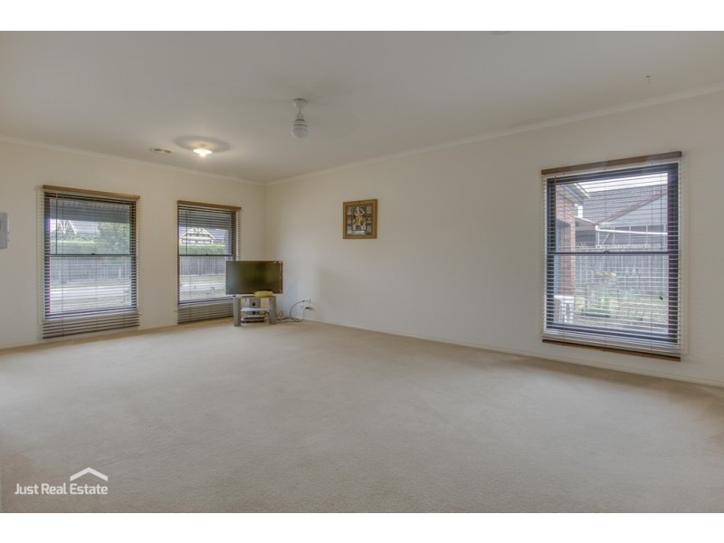 4 Banjo Paterson Drive, Pakenham VIC 3810