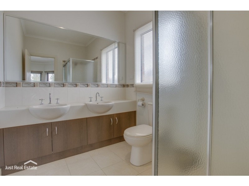 4 Banjo Paterson Drive, Pakenham VIC 3810