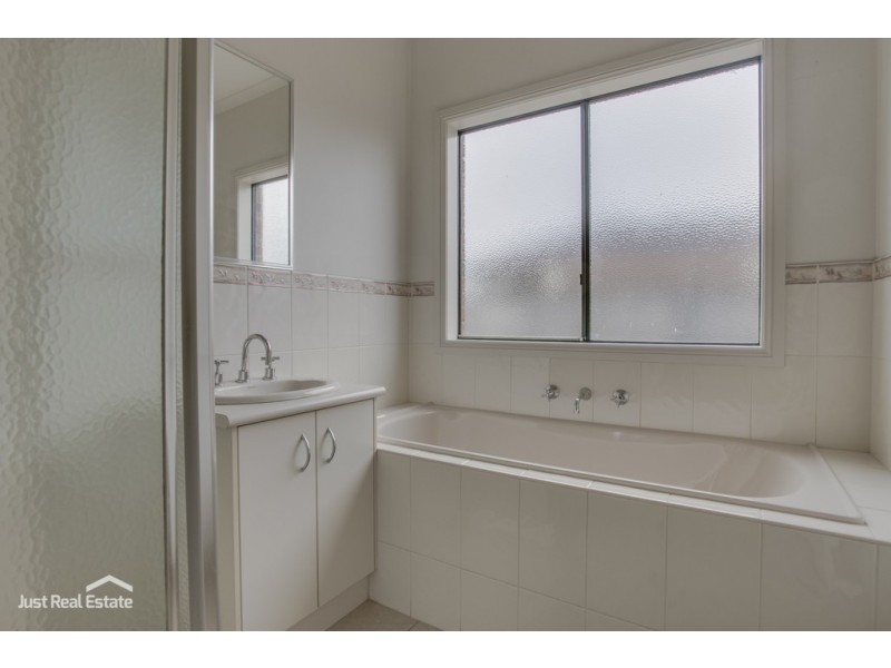 4 Banjo Paterson Drive, Pakenham VIC 3810