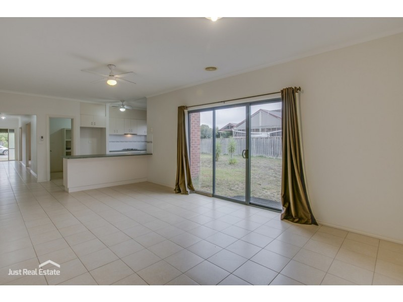 4 Banjo Paterson Drive, Pakenham VIC 3810