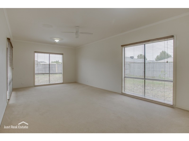 4 Banjo Paterson Drive, Pakenham VIC 3810