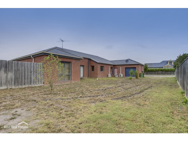 4 Banjo Paterson Drive, Pakenham VIC 3810