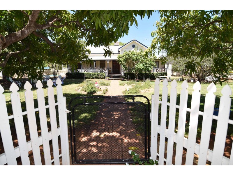 42 GORDON STREET, Richmond Hill QLD 4820