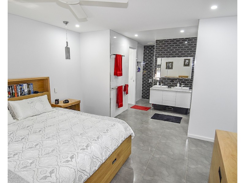 1A Morris Street, Toll QLD 4820