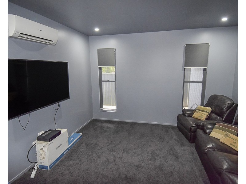 1A Morris Street, Toll QLD 4820