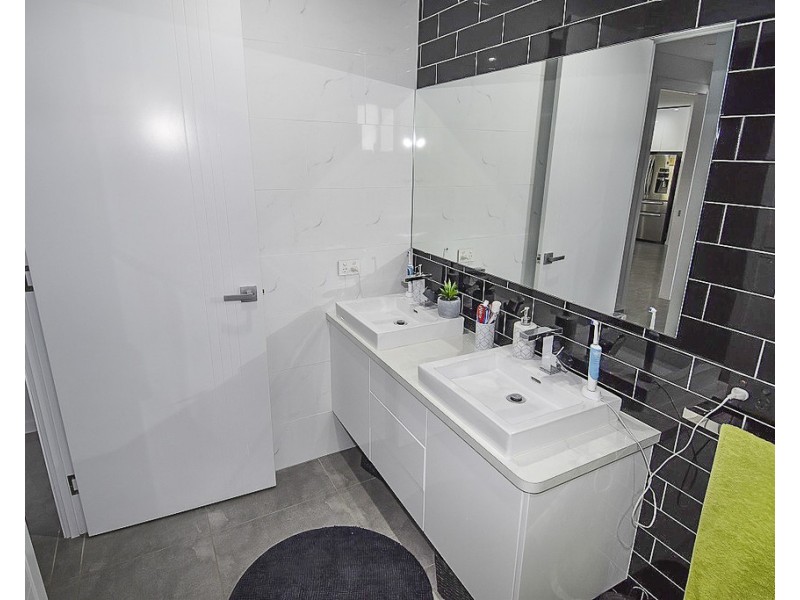 1A Morris Street, Toll QLD 4820