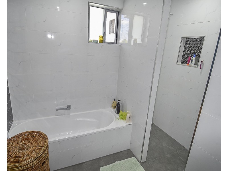 1A Morris Street, Toll QLD 4820