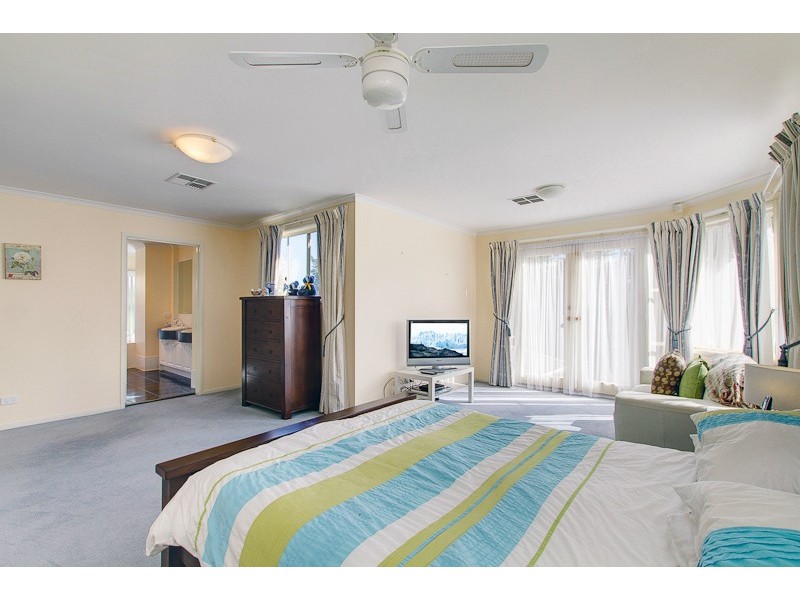 20 Ingleton Drive, Hallett Cove SA 5158