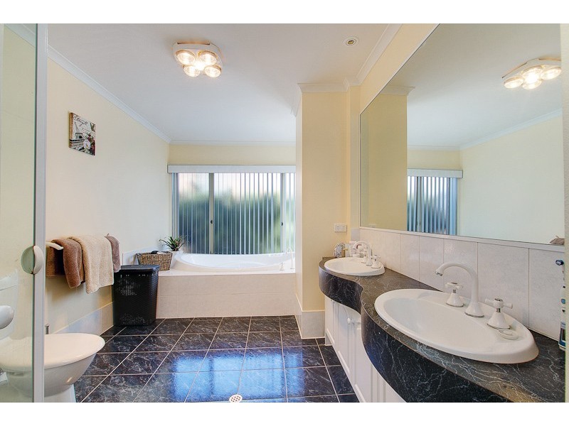 20 Ingleton Drive, Hallett Cove SA 5158