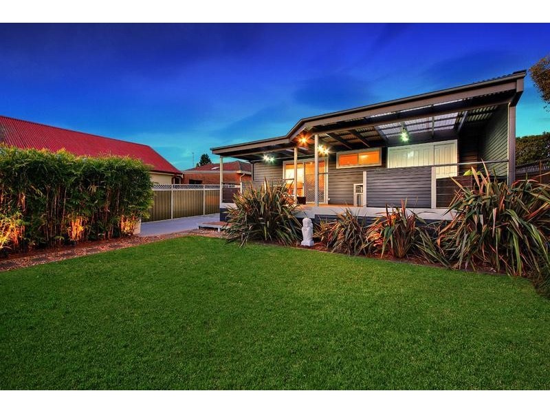 9 APEX AVENUE, Picnic Point NSW 2213