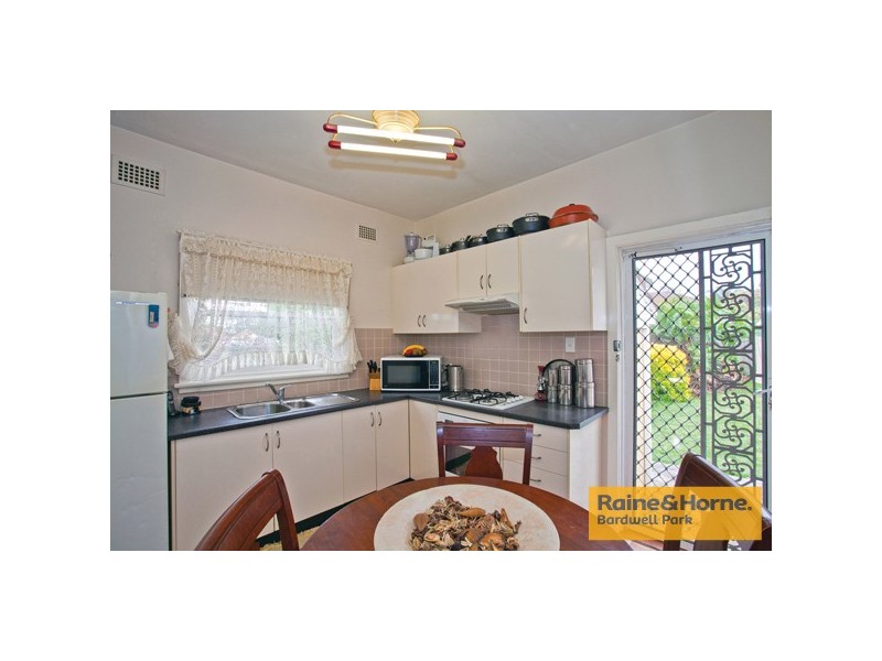 4 Pineview Avenue, Roselands NSW 2196