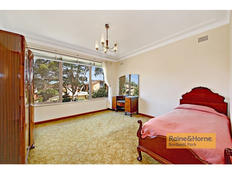 8 Gregory Crescent, Beverly Hills NSW 2209