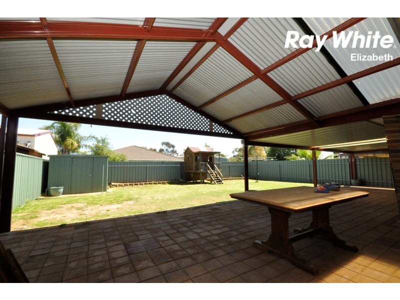 18 Maplewood Dr, Blakeview SA 5114