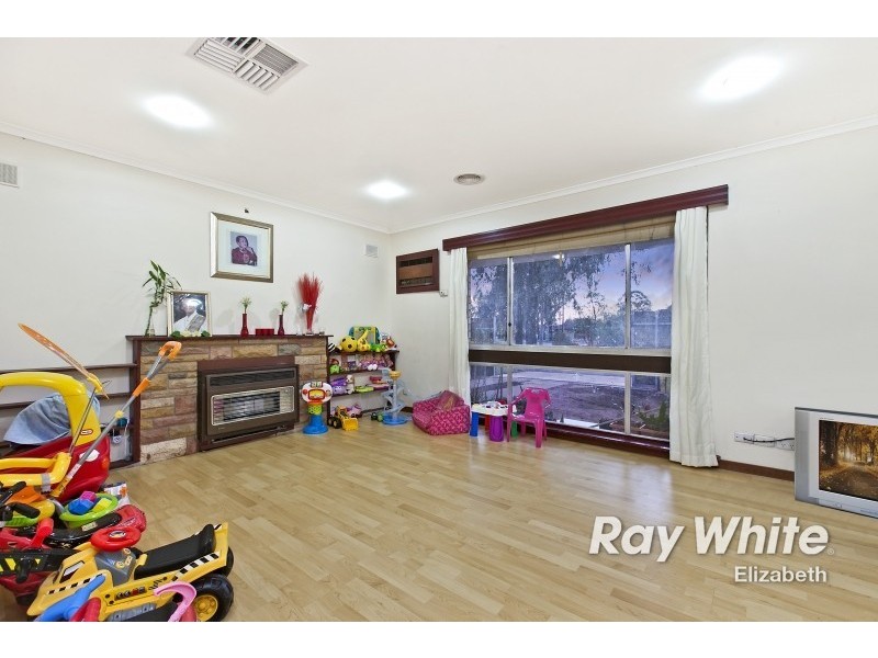 9 Mayo Crescent, Salisbury Downs SA 5108