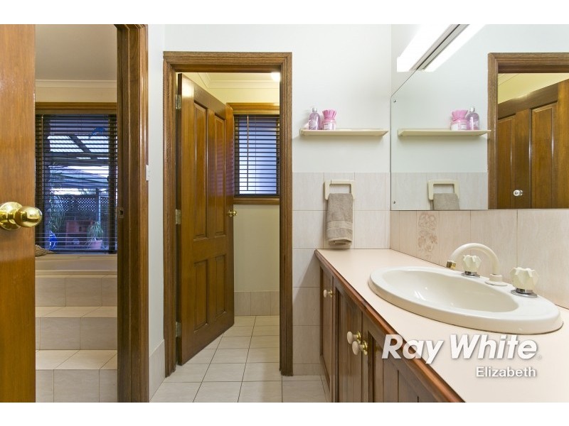 32 Gully Drive, Gulfview Heights SA 5096