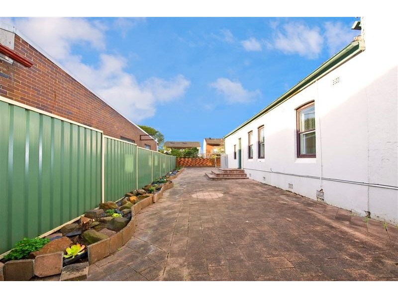 39 Yelverton St, St Peters NSW 2044