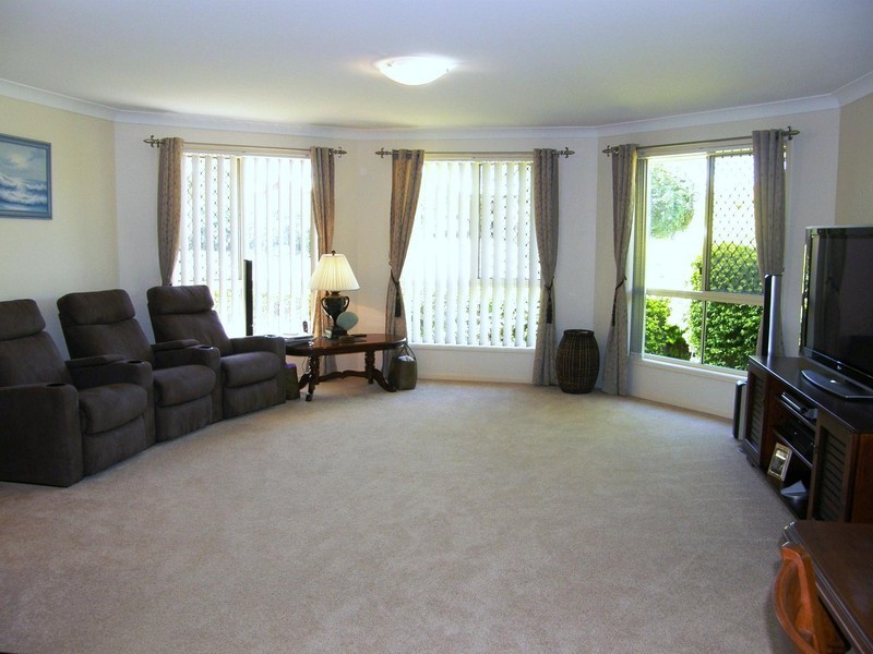 10 Attenborough Circuit, Redland Bay QLD 4165