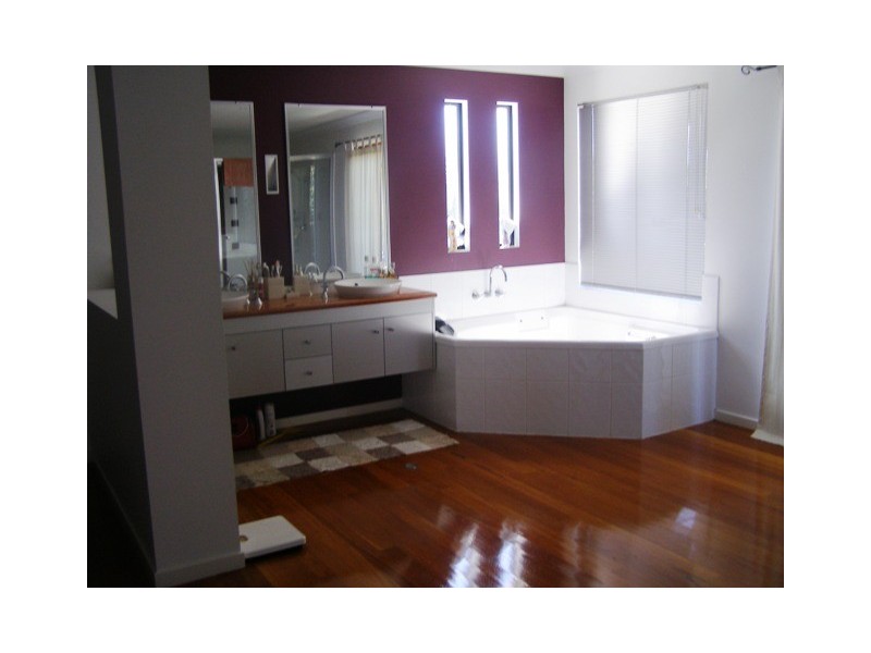 5 Larkspur Street, Redland Bay QLD 4165