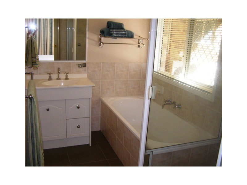 1 Gleneagles Ct, Redland Bay QLD 4165