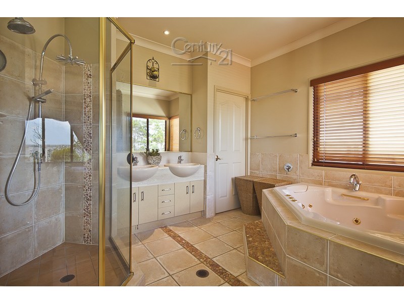 17 The Boulevard, Redland Bay QLD 4165