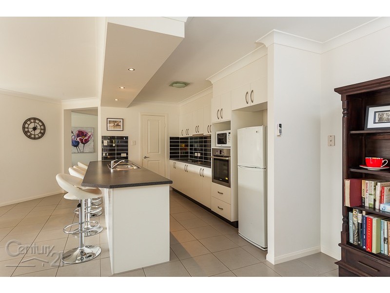 10 Mervyn Crescent, Redland Bay QLD 4165