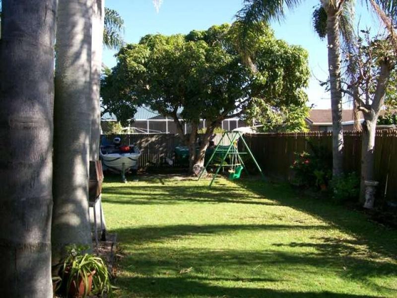 8 Gordon cres, Sandstone Point QLD 4511