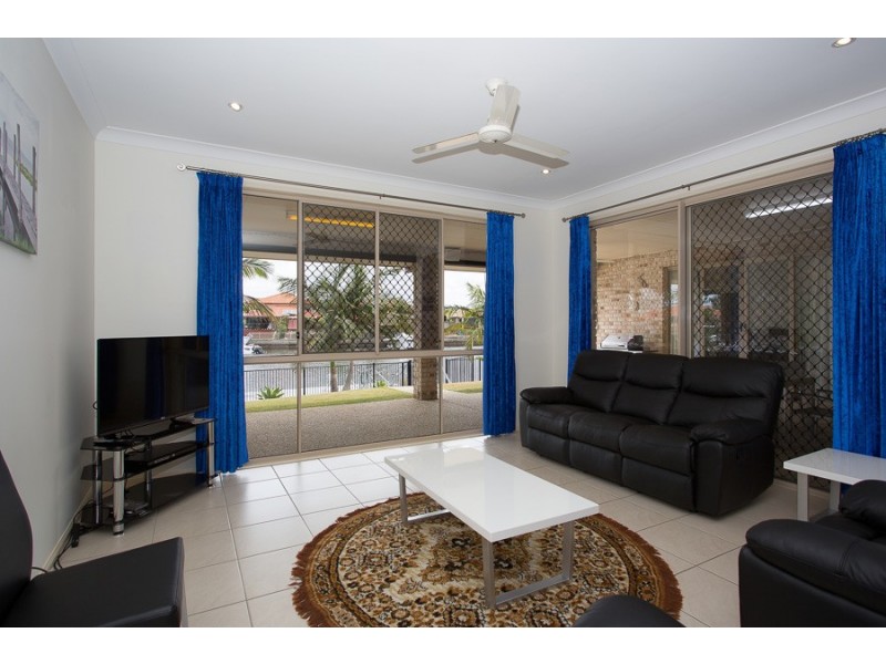 42 Topsail Crct, Banksia Beach QLD 4507