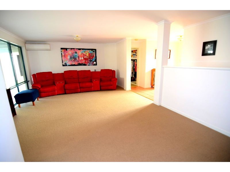 8 Voyagers Drive, Banksia Beach QLD 4507