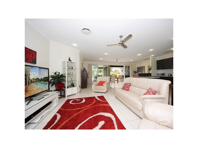 8 Whitehaven Place, Banksia Beach QLD 4507