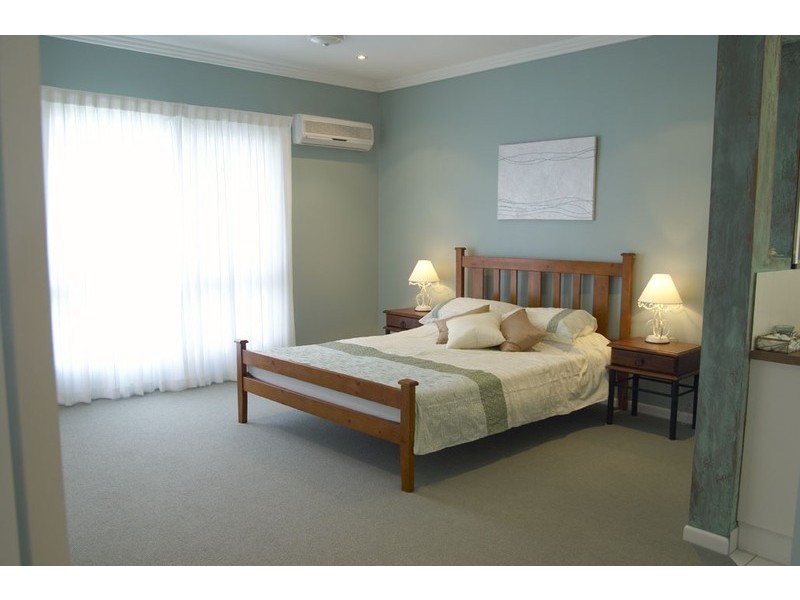 44 DONOSTIA STREET, Bushland Beach QLD 4818