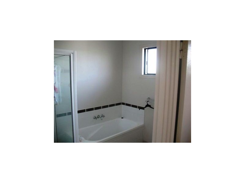 8 Crista Crt, Kelso QLD 4815