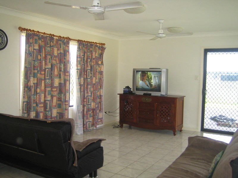 17 MENDI DR, Bushland Beach QLD 4818