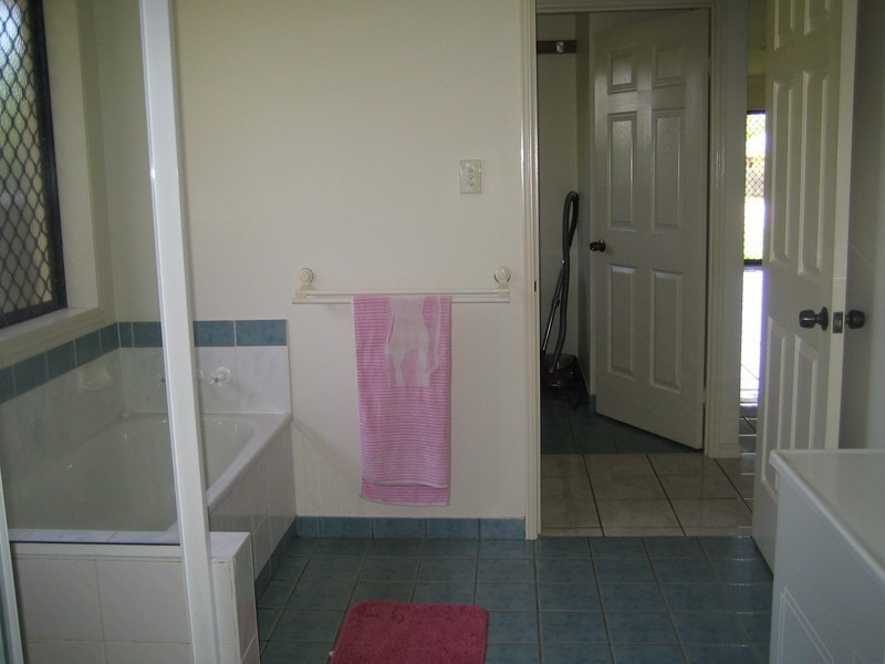 17 MENDI DR, Bushland Beach QLD 4818