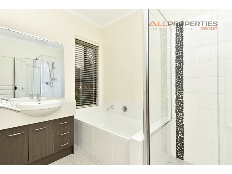 22 Sandalwood Street, Heathwood QLD 4110