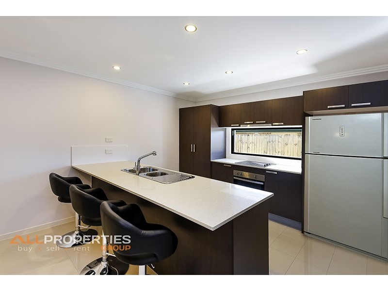 32 STRINGYBARK STREET, Regents Park QLD 4118